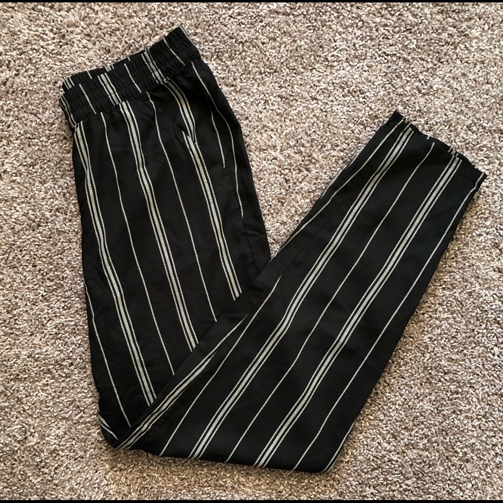 ⭐️3/$20 H&M Black and White Stripe Lightweight Dress Pant